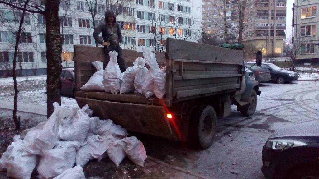 Вывоз мусора в мешках в Похвистневе в октябре
