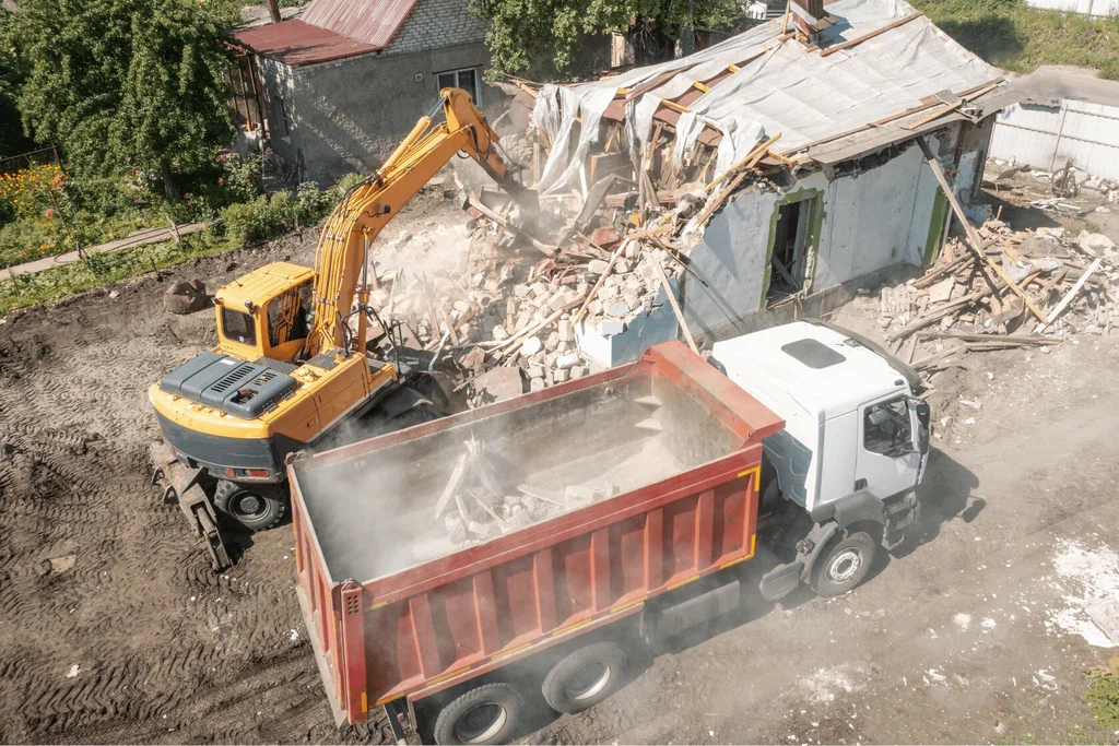 Вывоз мусора после сноса зданий с выездом в Похвистневе в октябре