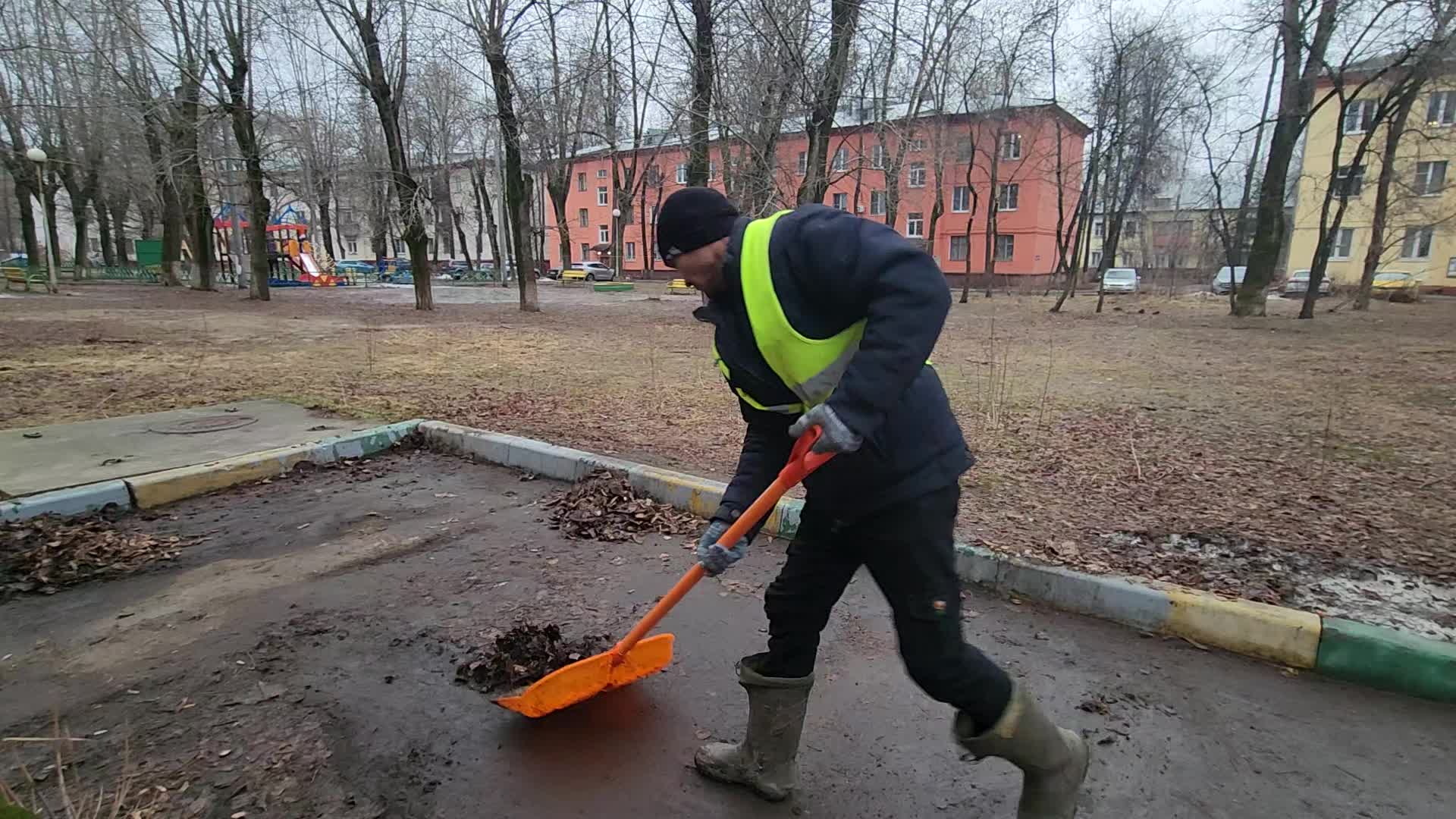 Уборка территорий в Похвистневе в октябре