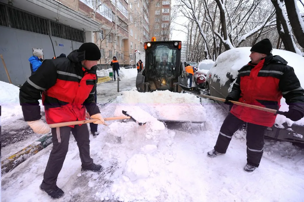 Очистка дворов от снега с гарантией результата в Похвистневе в октябре
